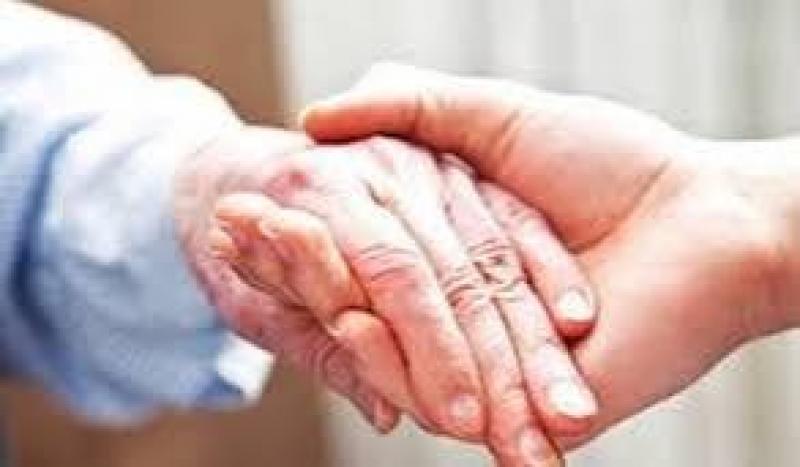 قانون رعاية حقوق المسنين يحدد التزامات عائلاتهم برعايتهم ونفقاتهم